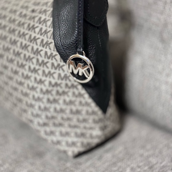 NWOT MICHAEL MICHAEL KORS Aria Signature Large Shoulder Bag - Picture 2 of 9